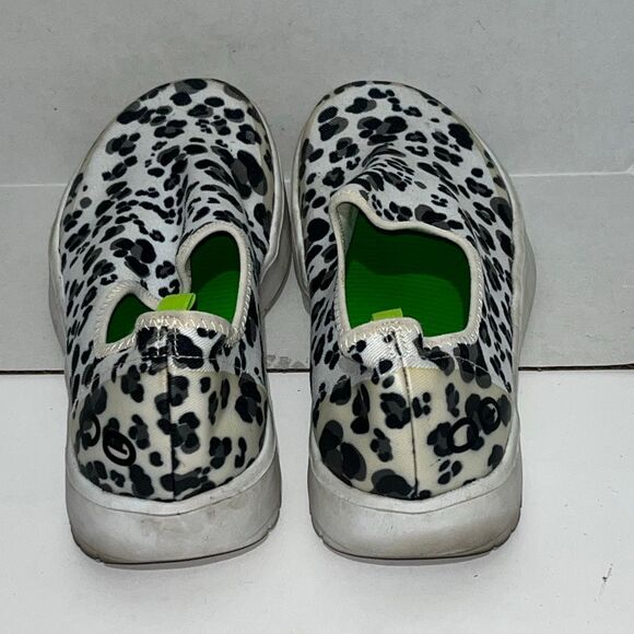 OOFOS Women's Black White OOmg Eezee Low Snow Leopard Recovery Shoes Size W9 - Picture 7 of 9